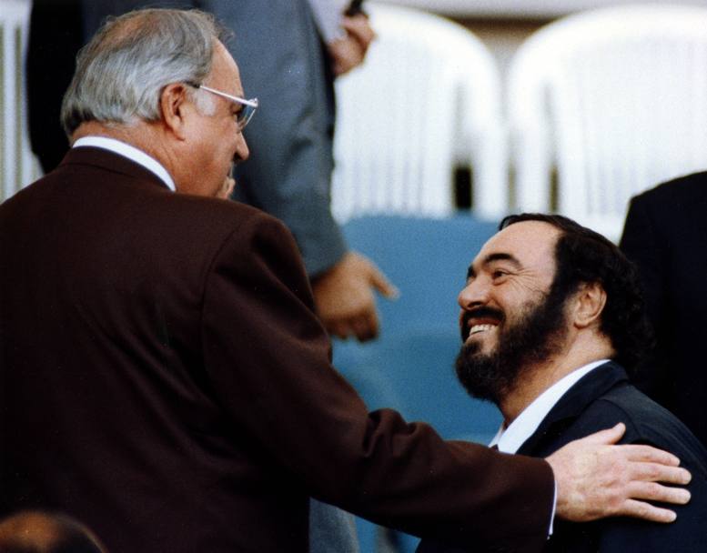 Mondiali Italia &#39;90. Finalissima Germania Ovest-Argentina 1 0. In tribuna Luciano Pavarotti con il cancelliere tedesco Helmut Kohl (Ap)